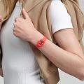 Swatch LP165 наручные женские часы застежка крупным планом