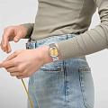 Swatch YLS236G наручные женские часы застежка крупным планом