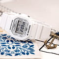Casio DW-5600MW-7E наручные мужские часы застежка крупным планом