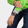 Swatch SO28N117 наручные женские часы застежка крупным планом