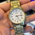 Золотистый Casio Casio Collection MTP-V002G-7B2UDF (MTP-V002G-7B2) на белом фоне — вид анфас