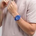 Swatch SB05N116 наручные мужские часы застежка крупным планом