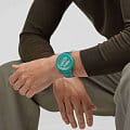 Swatch SB05L101 наручные мужские часы застежка крупным планом
