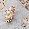 Casio AWM-500GD-4ADR наручные мужские часы застежка крупным планом