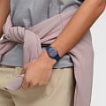 Swatch SO28I700 наручные женские часы застежка крупным планом