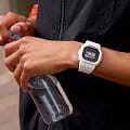 Casio Casio G-Shock DW-H5600-7DR (DW-H5600-7)  наручные мужские часы фото под углом.