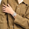 Swatch SYXS143 наручные женские часы застежка крупным планом