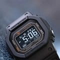 Черный Casio Casio G-Shock DW-H5600-1DR на белом фоне — вид анфас