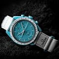 Swatch Swatch x Omega Bioceramic Moonswatch Mission to Uranus SO33L100 кварцевые женские часы часы, крупный план голубой циферблат