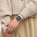 Swatch YVS507G наручные женские часы застежка крупным планом