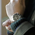 Orient RA-AC0K02E наручные мужские часы застежка крупным планом