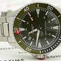 Hamilton H82375161 наручные мужские часы застежка крупным планом
