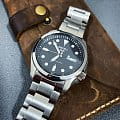 Seiko Seiko 5 Sports SRPE55K1  — детали корпуса и нержавеющая сталь