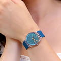 Swatch SO28K700 наручные женские часы застежка крупным планом