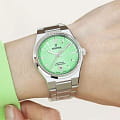 Festina F20052/4 наручные женские часы застежка крупным планом